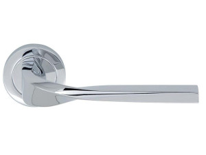 Алюминиевая ручка на розетке