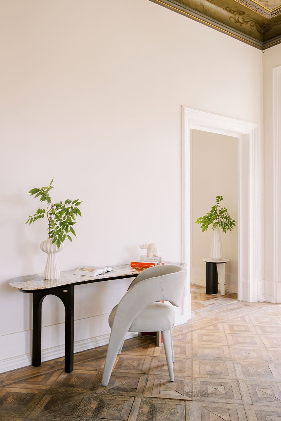 Кожаный мягкий стул с подлокотниками Greenapple Laurence ARCH-00115770 - Вид №4