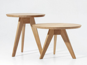 Круглый журнальный столик из массива дерева