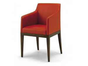 Кожаное кресло с подлокотниками