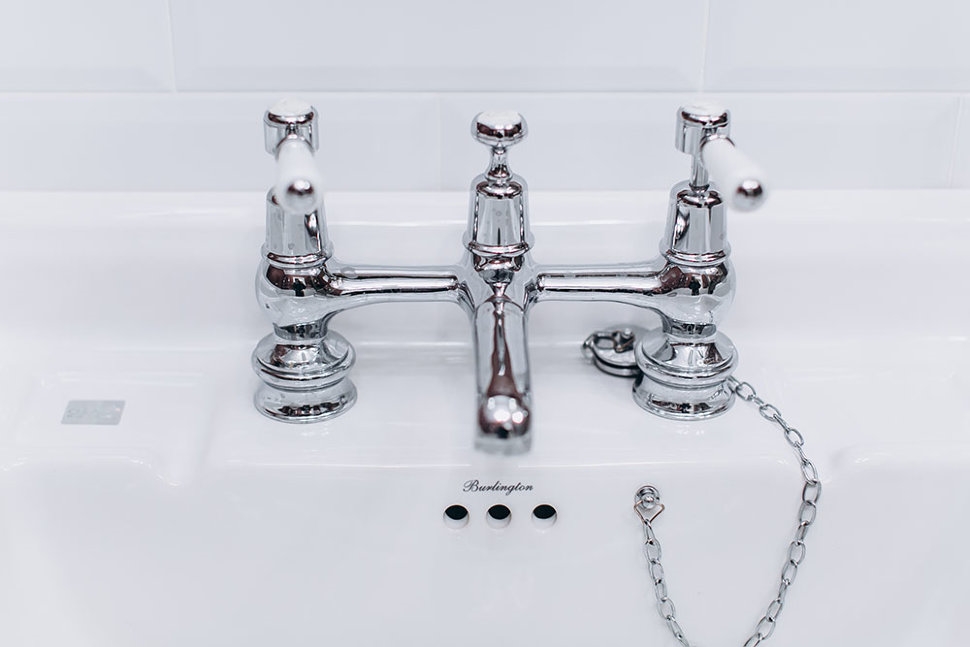 Смеситель для раковины на 2 отверстия Regent, с пробкой и цепочкой [KER10] Regent Burlington T16-QT, T4, T4B-2 - Вид №2