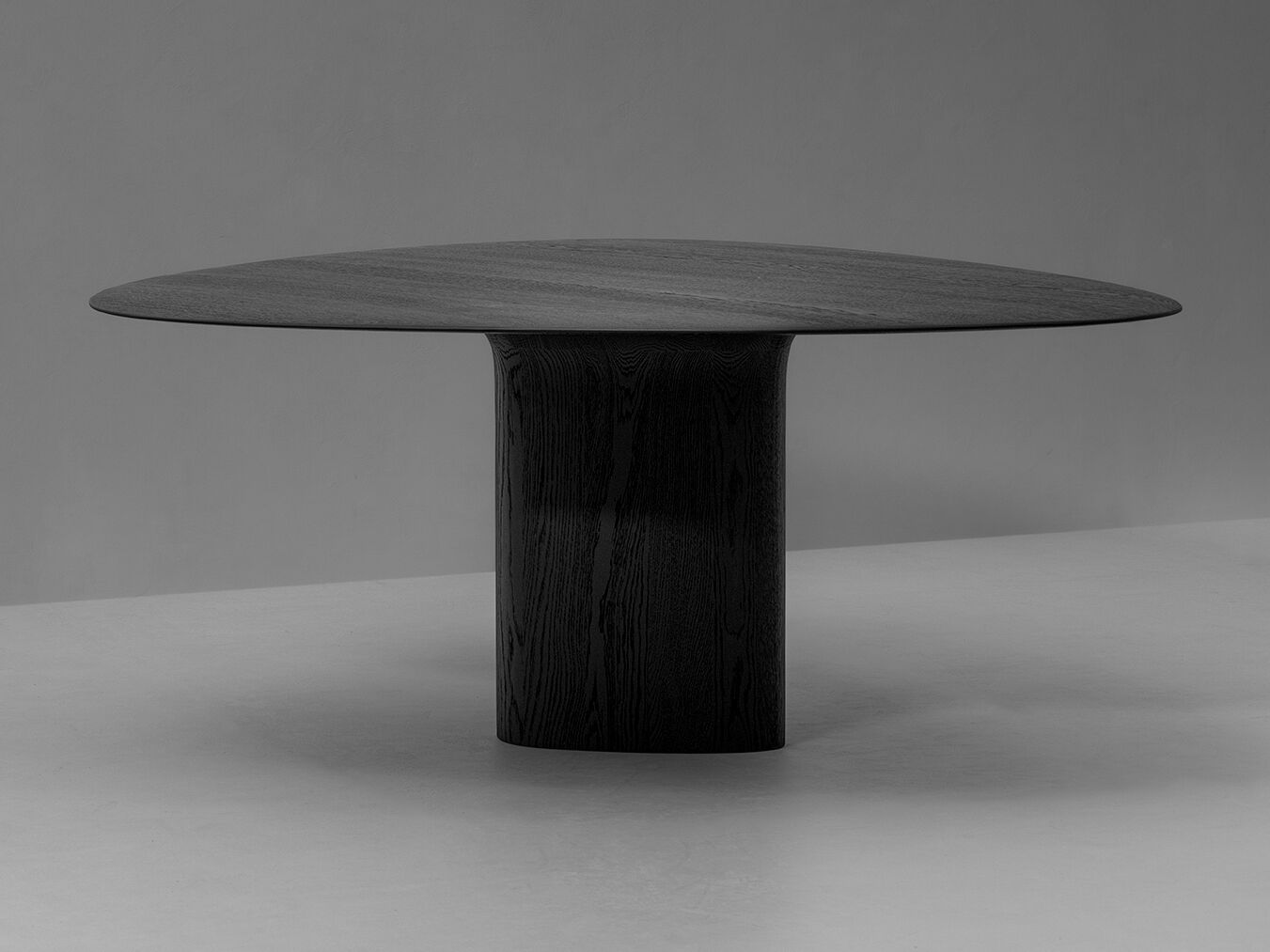 Треугольный дубовый стол Van Rossum Anvil ARCH-00124329