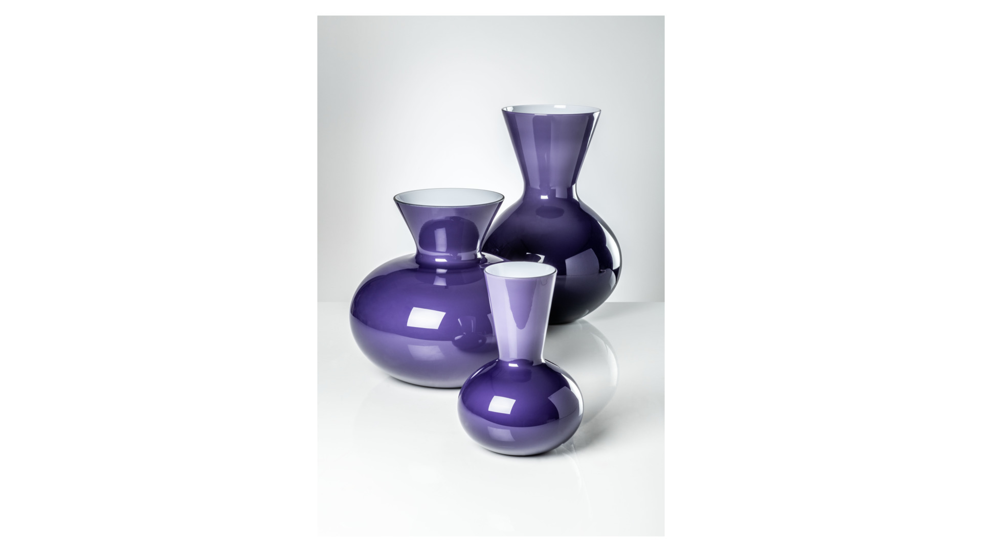 10640947 VENINI Ваза Venini "Идрия" 27х30см (индиго, белая) Стекло  - Вид №1