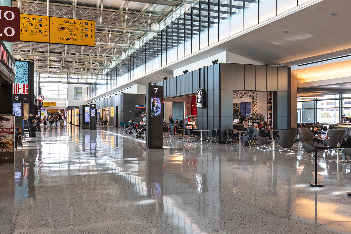 FSRT646 Система обшивки стен Levelr с панелями из вивихромного хромового стекла с прослойкой индивидуального цвета, показанная в конфигурации «отражающий» с отделкой pearlex +, нержавеющая сталь с отделкой «горный хрусталь» и открывающиеся ребра из нержав Forms-surfaces  - Вид №5