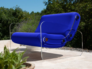 Кресло из ПММА и ткани с подлокотниками