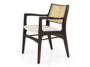 Деревянный стул с подлокотниками