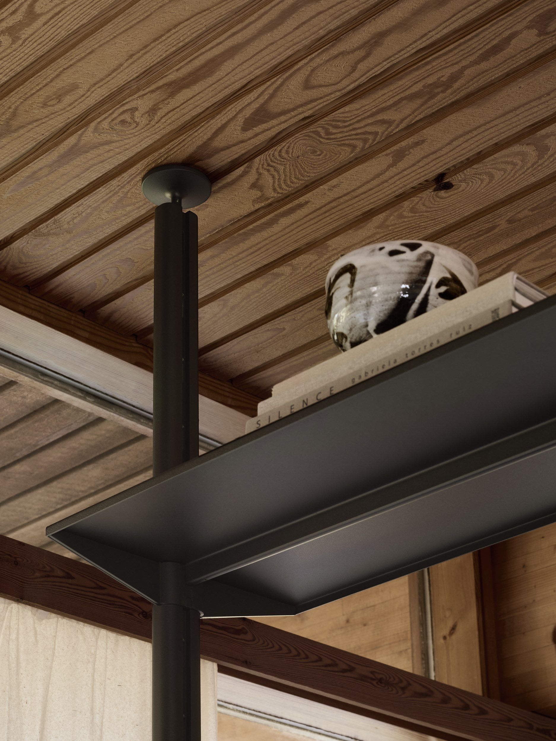 Книжный шкаф из алюминия и дерева с креплением пол-потолок String Furniture Pira ARCH-00102553 - Вид №9