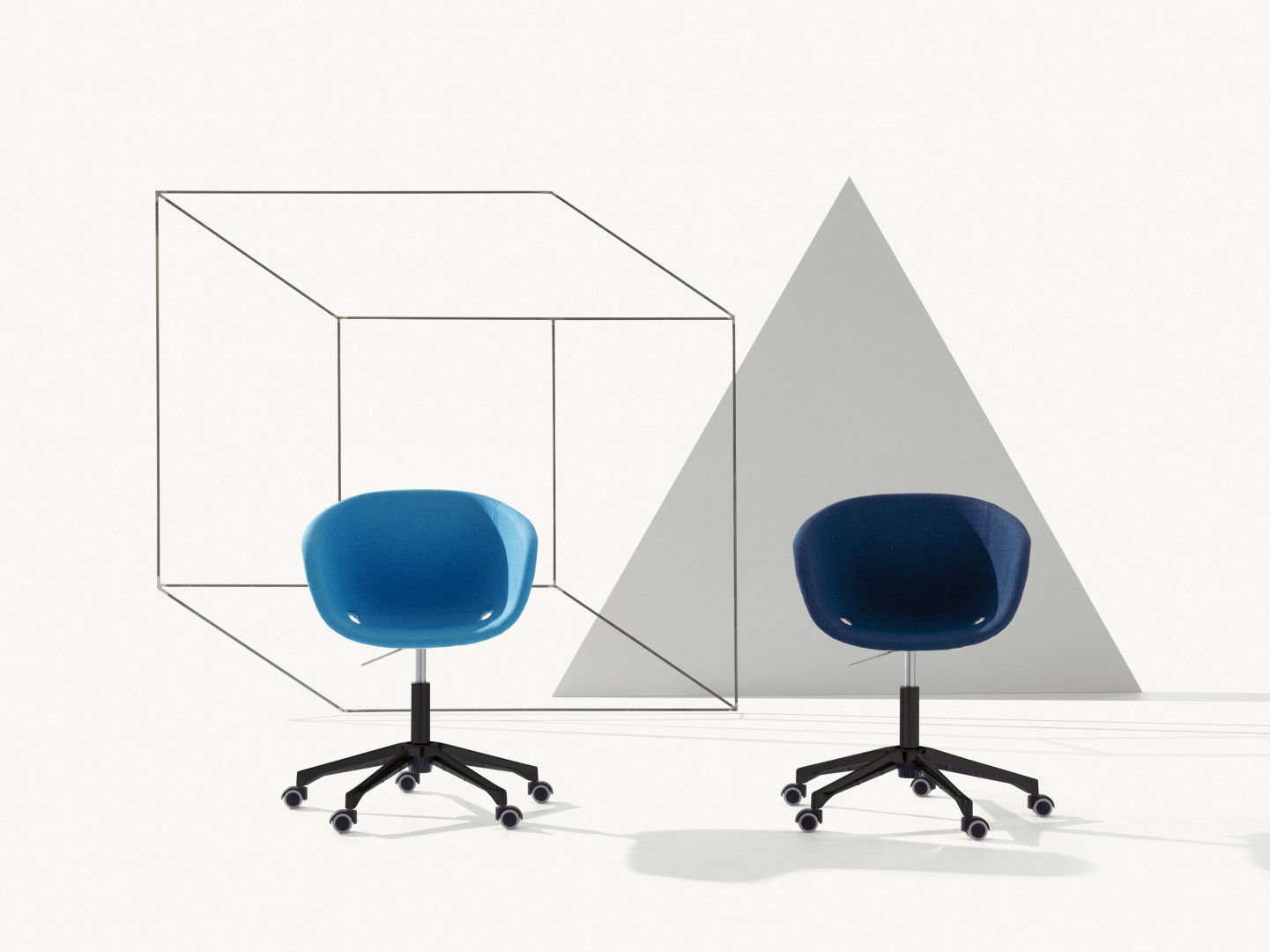 Uni-Ka 597M-DR Вращающееся кресло с 5-ю направляющими на колесиках, алюминиевая рама. Обивка из полипропилена. Et al. Uni-ka - Вид №1