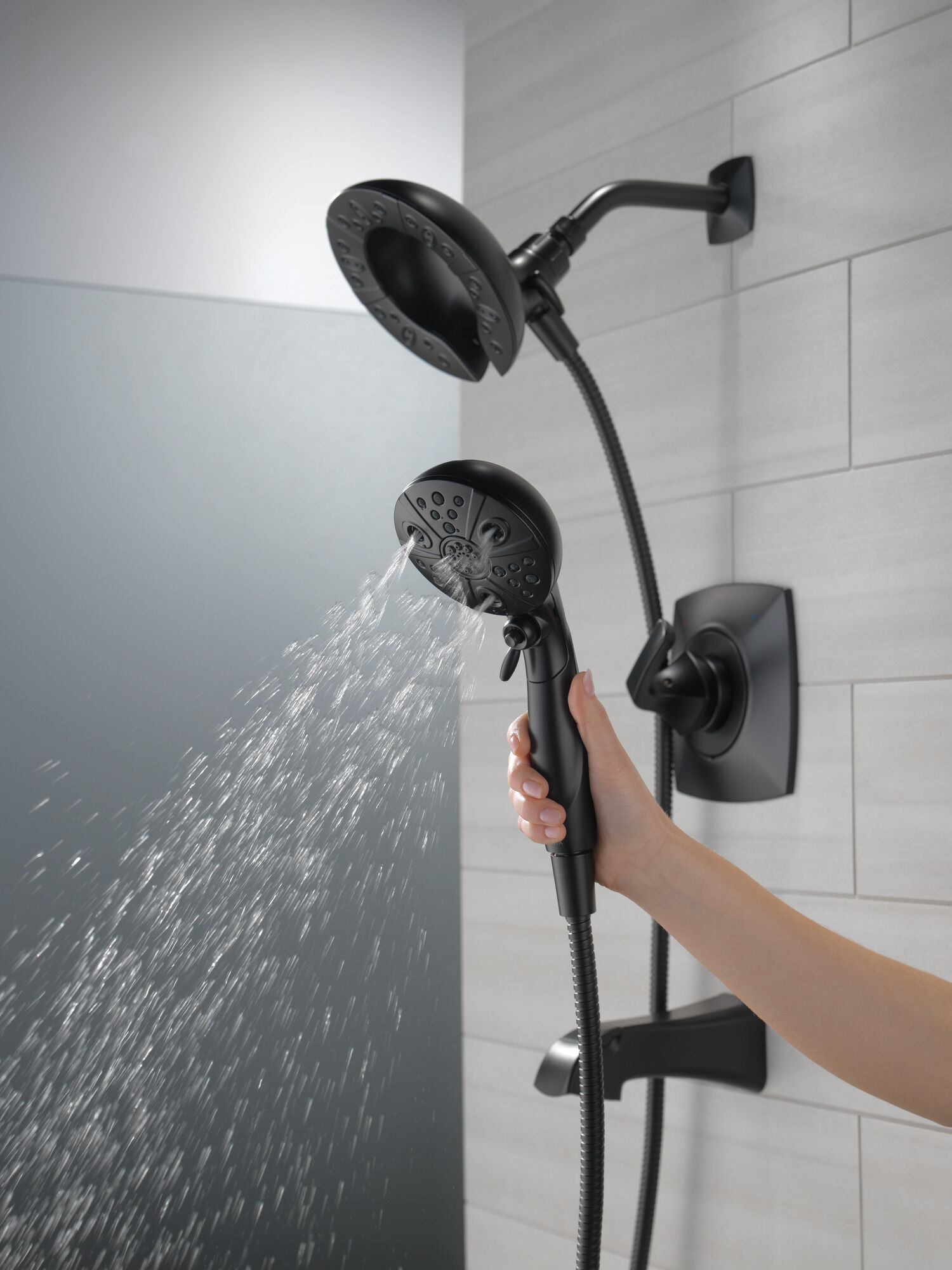 Ванна и душ Monitor® 14 Series с душем In2ition® Two-In-One Delta Faucet 144789-BL-I - Вид №8