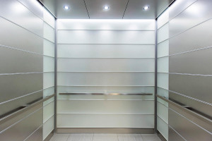 FSRT726 Интерьер лифта Levele-103 с индивидуальной компоновкой панелей; панели из вивихромового хромового стекла с прослойкой индивидуального цвета и отделкой opalex, а также из нержавеющей стали с отделкой из песчаника; квадрантные поручни в корпоративно Forms-surfaces 