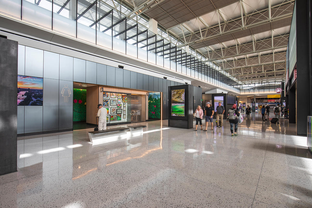 FSRT635 Система облицовки стен Levelr с панелями из вивихромового хромового стекла в отражающей конфигурации с индивидуальной цветовой прослойкой и опалексной отделкой, индивидуальной графикой туалета с индивидуальной подсветкой световой панели и настраив Forms-surfaces  - Вид №6