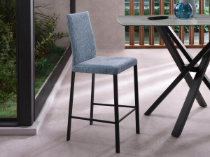 Высокий мягкий стул с гибкой спинкой