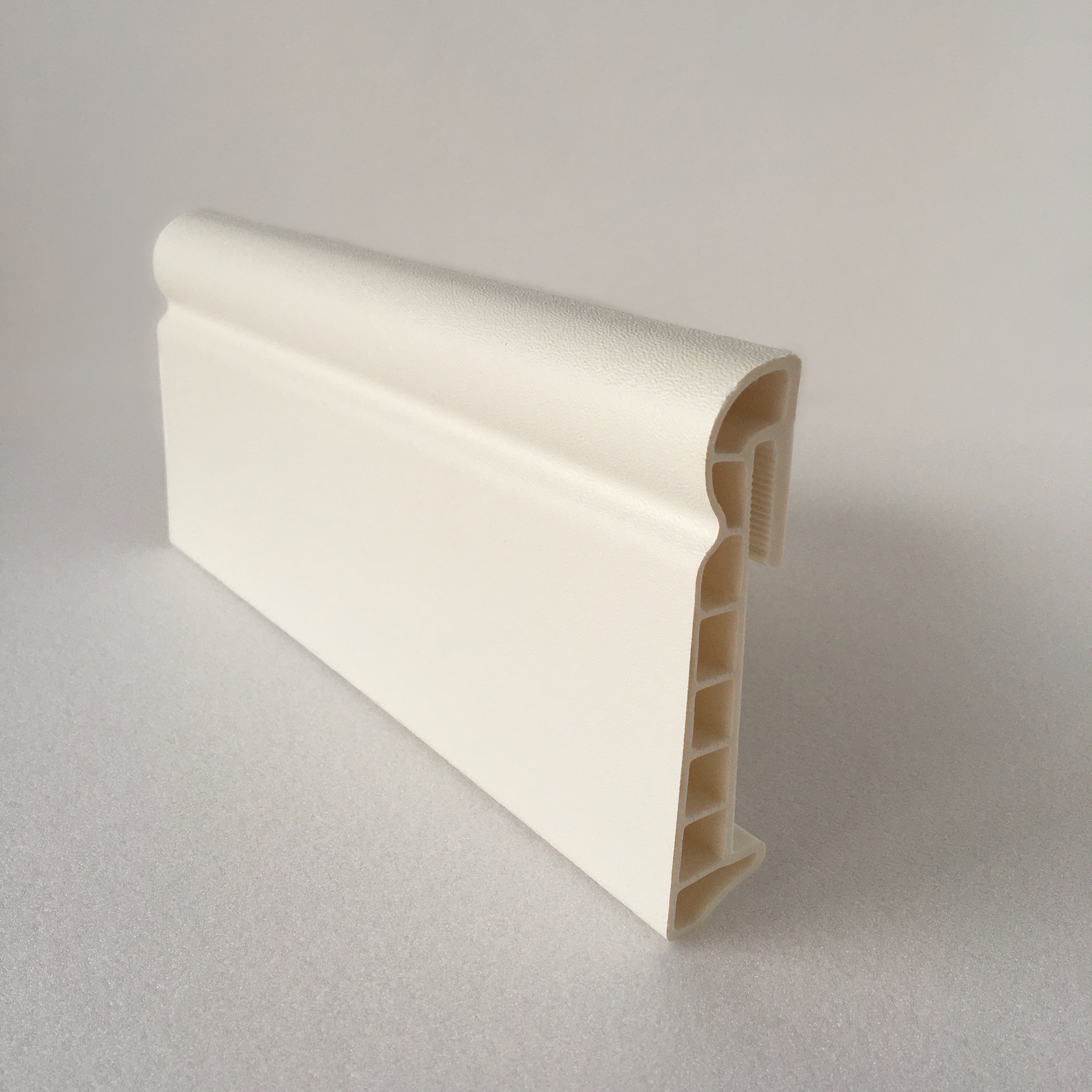 Напольный плинтус  Белый 85мм DEKOR PANEL DP083