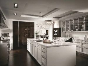 SieMatic Лакированная островная кухня с зоной колонн из лакированного эбенового дерева