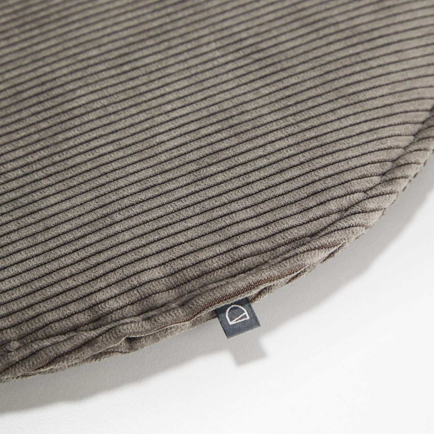 095805 Круглая вельветовая подушка на стул серая 35 см La Forma Sora 