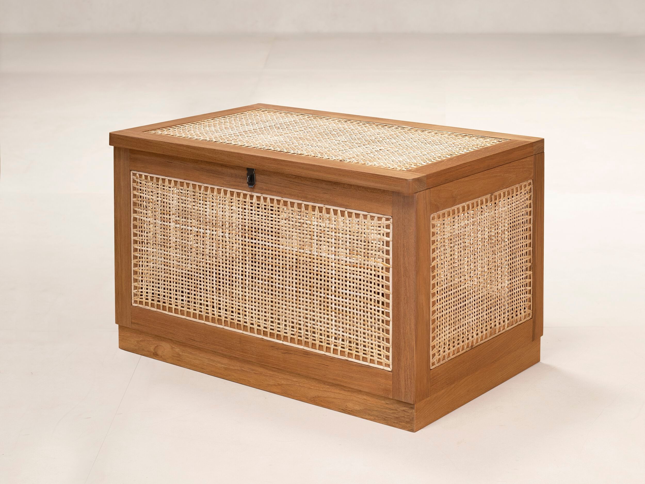 Корзина для белья из тикового дерева Phantom Hands проект "Чандигарх" ARCH-00043204