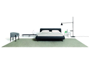 Тканевое кресло с подлокотниками