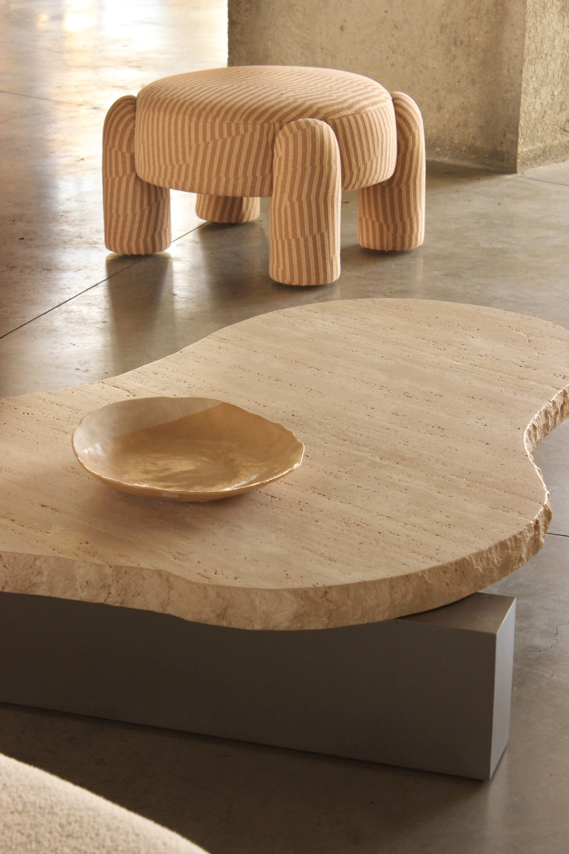 Журнальный столик из травертина для гостиной DOOQ ON THE ROCKS ARCH-00138147 - Вид №5