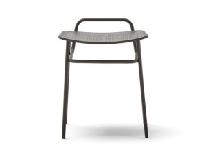 Металлический низкий стул с подставкой для ног