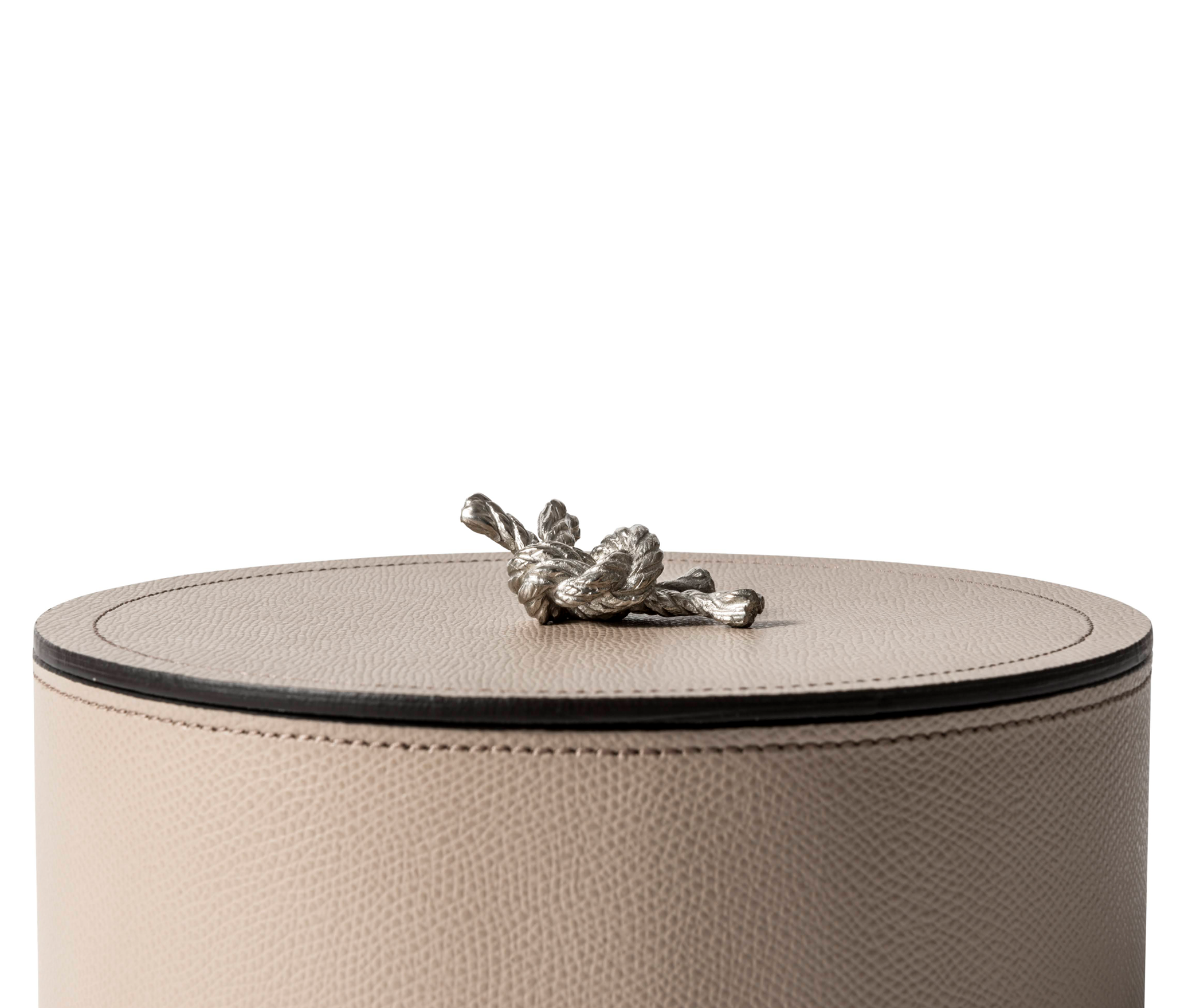 Круглая коробка Thalia - Ø 17XH8 см / металлическая отделка_хром / ari-leather_light-grey Pinetti 00.1124.037.083 - Вид №2