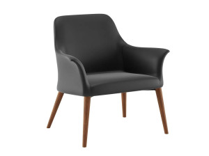 Кожаное кресло с подлокотниками