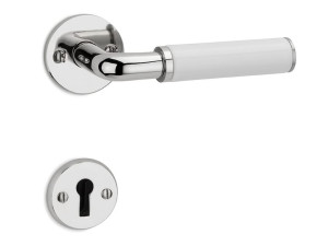 Фарфоровая ручка с насадкой на розетке