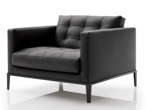 Тканевое кресло с подлокотниками