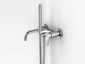 Настенный смеситель для ванны с ручным душем