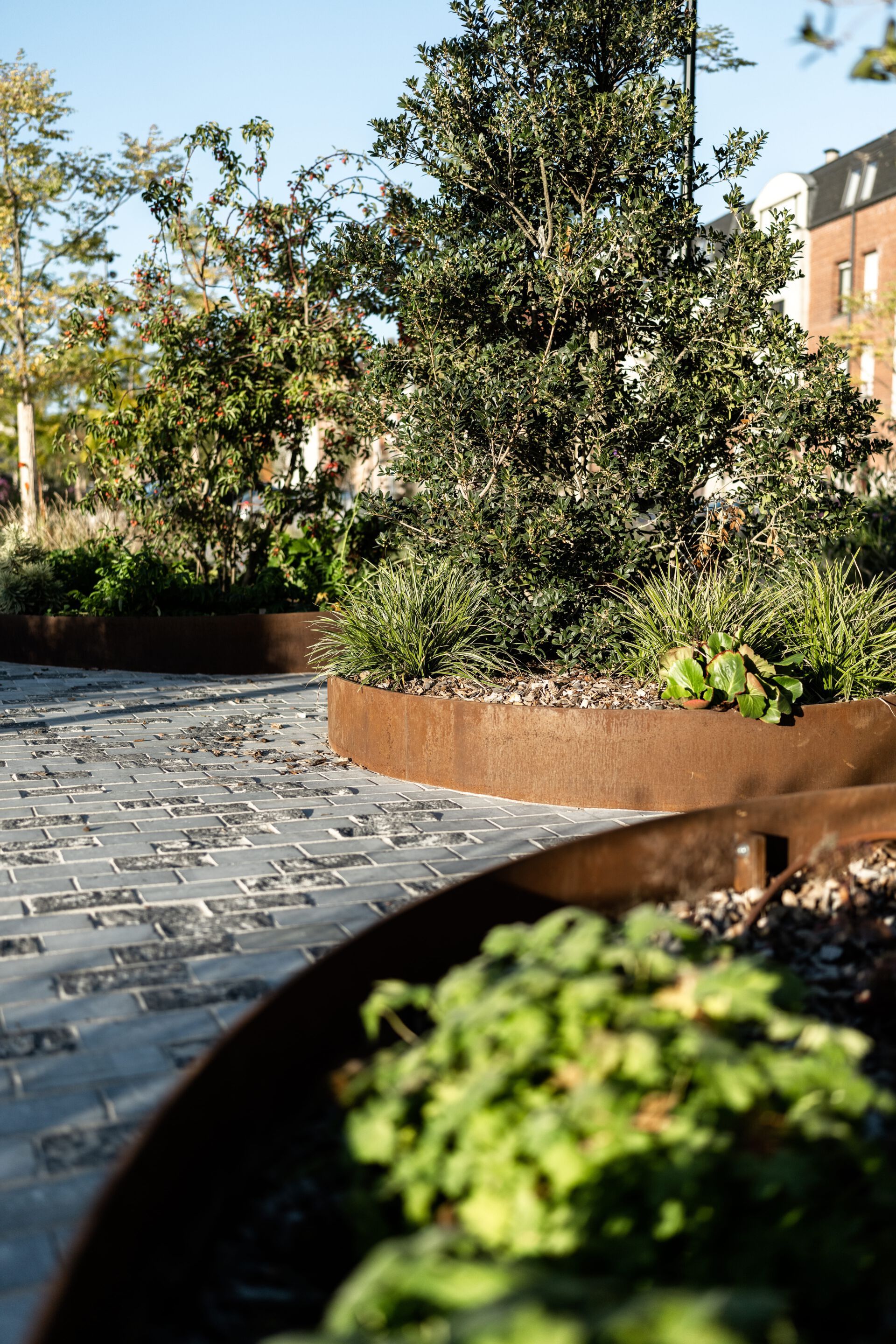 Стальная и бетонная скамейка со встроенной плантатором Urbencéa ILLA ARCH-00077835 - Вид №1