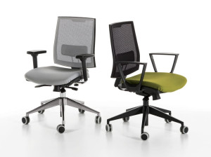 Регулируемое по высоте вращающееся офисное кресло с колесами