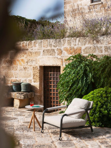 Высокий круглый садовый столик