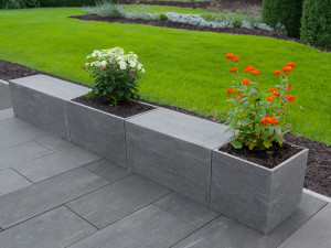 Спеченная каменная скамья со встроенной плантатором