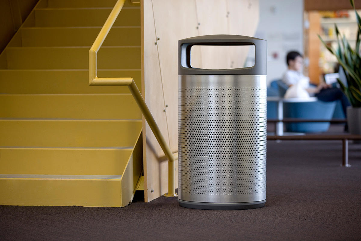 Универсальная емкость для мусора и утилизации, 36 галлонов, с боковым отверстием, стандартное отверстие / круглое отверстие, изображение мусора на сером фоне, изображение бутылок и банок на синем фоне, корпус из нержавеющей стали с матовой отделкой Forms Forms-surfaces FRMR195 - Вид №7