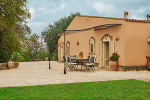 Пергола с железной опорой