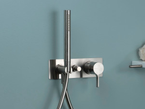 Настенный смеситель для ванны с ручным душем
