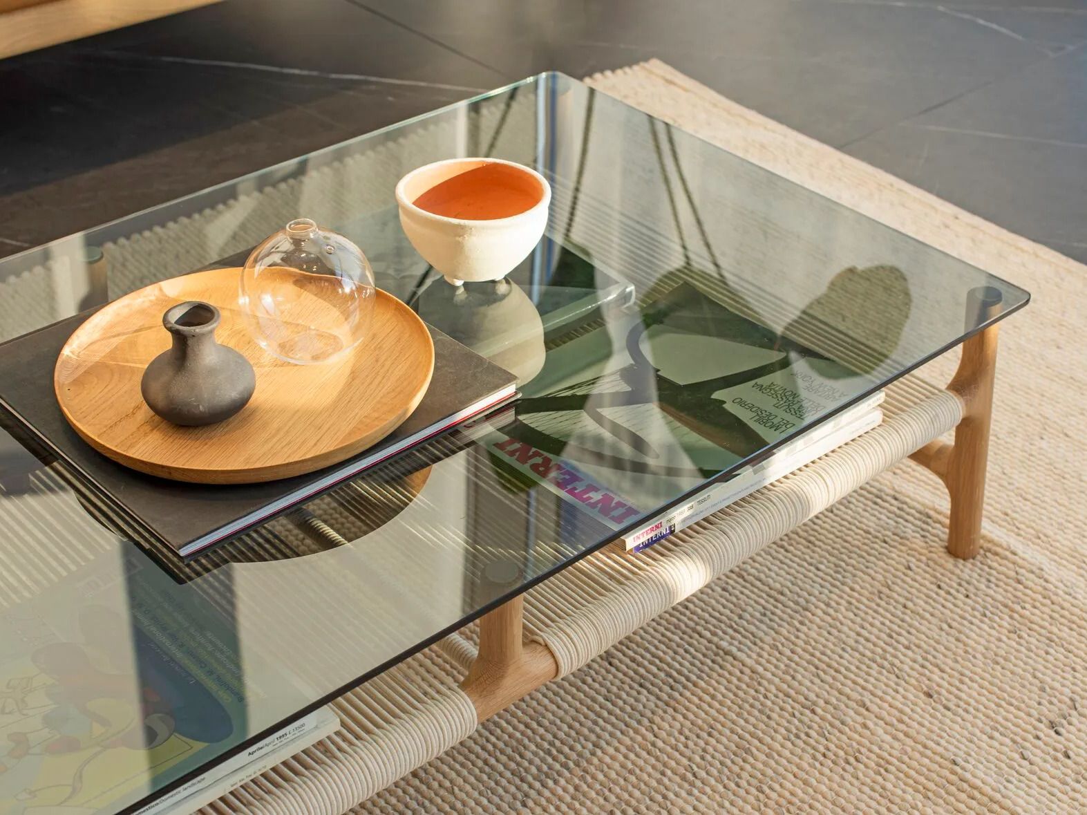 Низкий прямоугольный журнальный столик из дерева и стекла Gazzda Фавн ARCH-00029842 - Вид №3