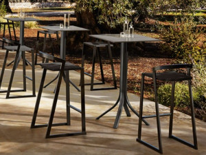 Высокий садовый стол с алюминиевым основанием и верхней частью HPL