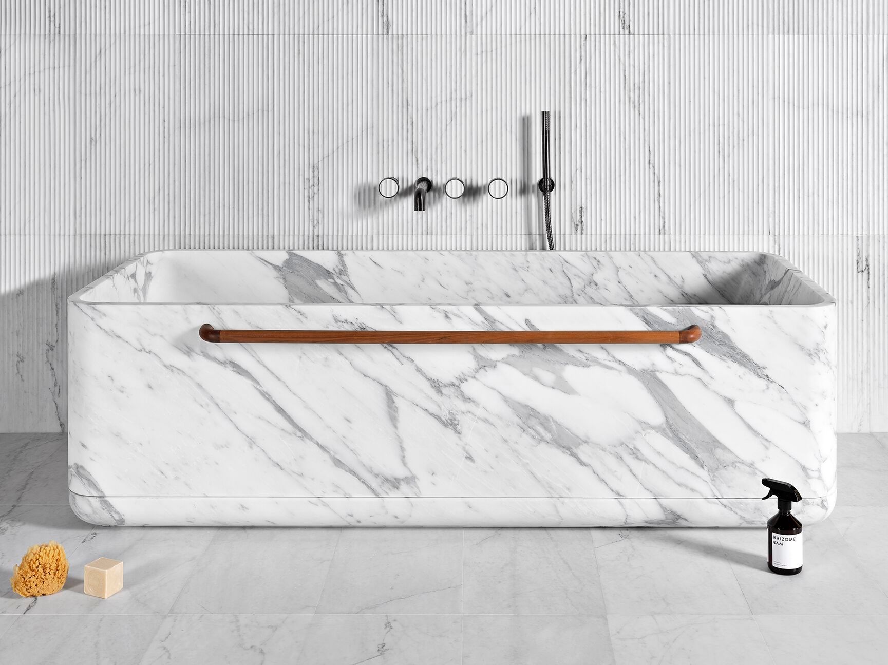 Мраморная прямоугольная ванна в центре комнаты LUCE DI CARRARA Monolithos ARCH-00070047