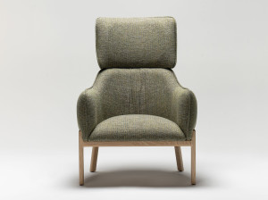 Тканевое кресло с подголовником и высокой спинкой