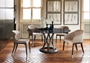 Кресло из искусственной кожи с подлокотниками