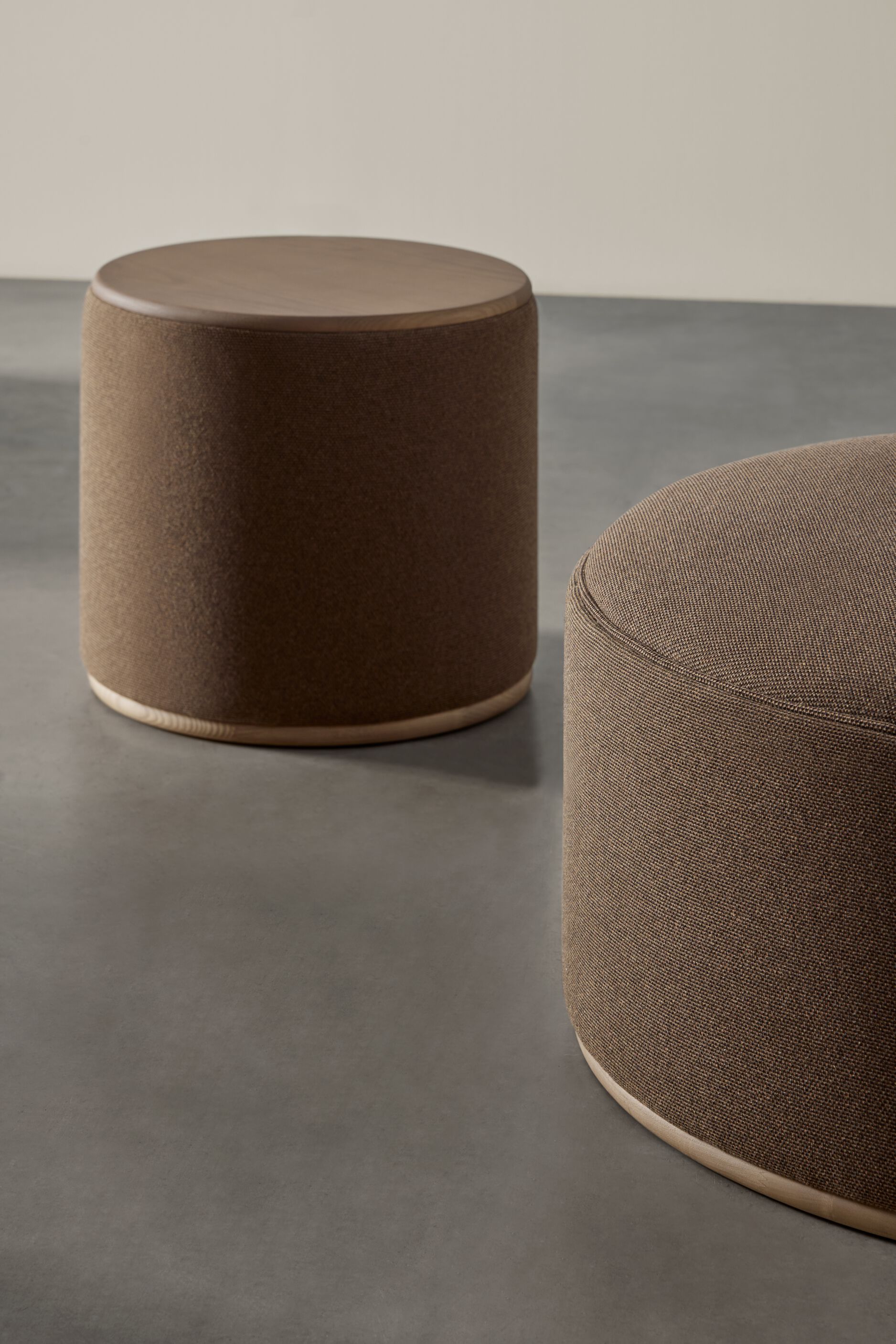 Высокий круглый журнальный столик из ткани Blasco&Vila Mant ARCH-00048084 - Вид №2