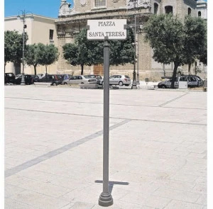 Neri Двухсторонний чугунный столб для информационного табло Melia 2254