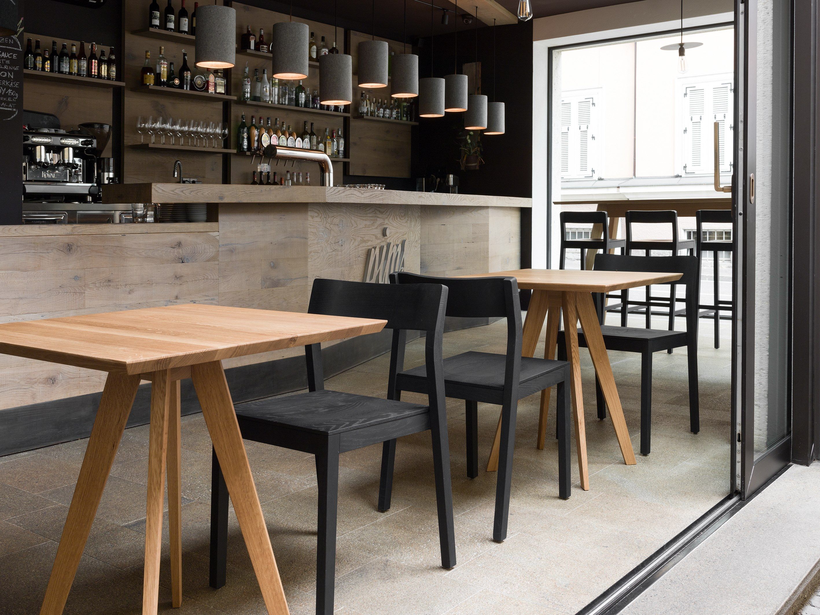 Квадратный обеденный стол из массива дерева ZEITRAUM ужин ARCH-00005428 - Вид №1