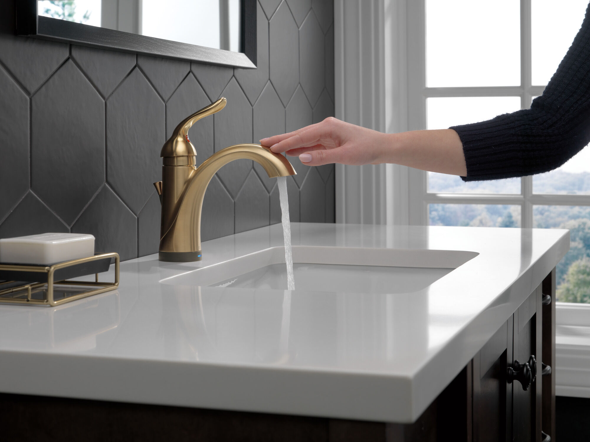 538T-CZ-DST Смеситель для ванной с одной ручкой с технологией Touch2O.xt® Delta Faucet Lahara Шампанское бронза  - Вид №3
