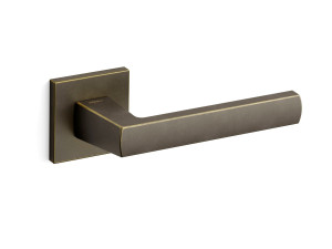 Ручка на розетке