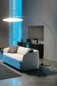 Хромированная стальная дуговая лампа и полиэтиленовый абажур