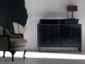 Деревянный комод