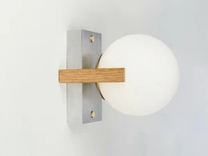 Pascal & Philippe Настенный светильник из опалового стекла и основание из алюминия и дерева Juliette
