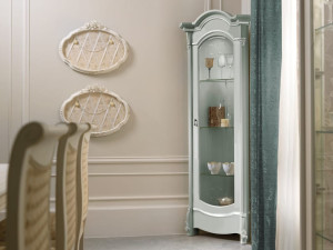 Деревянная угловая витрина со встроенным освещением