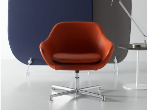 Кожаное вращающееся кресло с подлокотниками